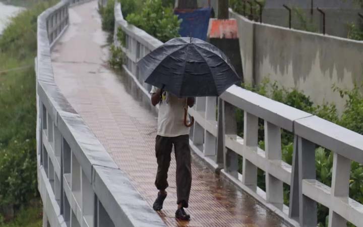 রাজধানীতে বৃষ্টিতে জীবনযাত্রা ব্যাহত