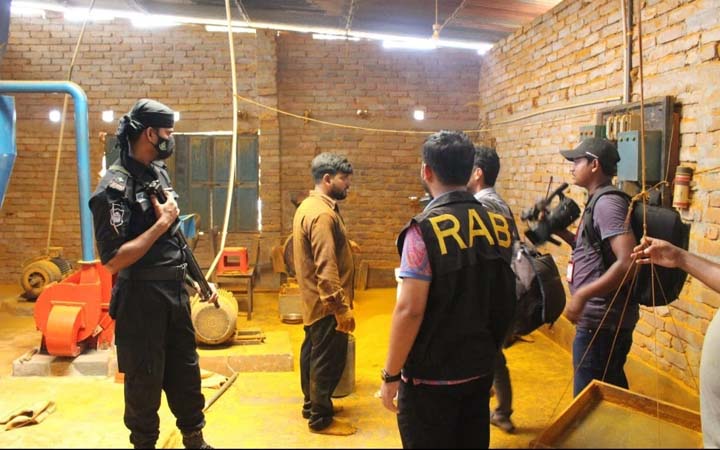 ক্ষতিকারক মাছের ও গরুর খাবারের সাথে রং মিশিয়ে গুঁড়া হলুদ ও গুঁড়া ঝাল তৈরী, ২ লক্ষ টাকা জরিমানা