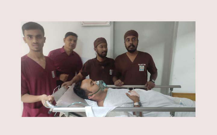 সাভারে ছুরিকাঘাতে এসি ল্যান্ড গুরুতর আহত