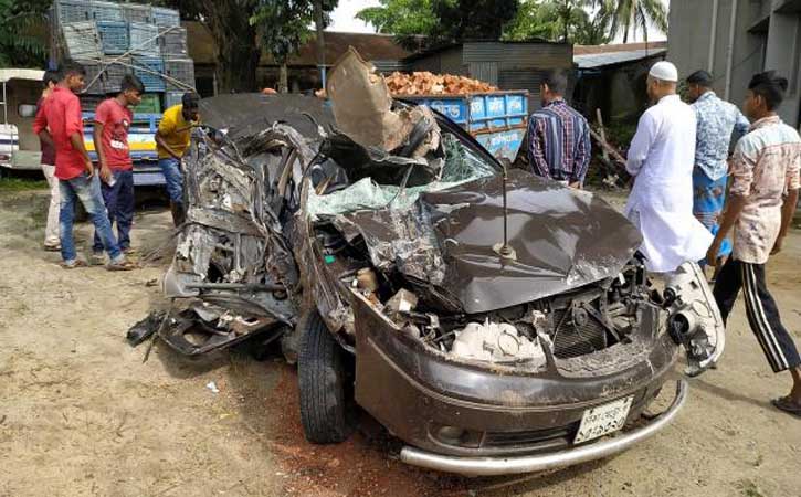 সড়ক দুর্ঘটনায় ৩ শিক্ষার্থীসহ নিহত ৪