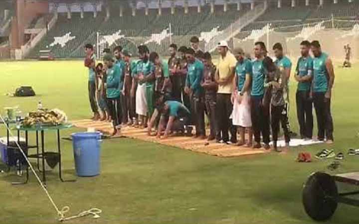 অনুশীলনের মাঝে নামাজ পড়ে প্রশংসিত পাকিস্থানি ক্রিকেটাররা