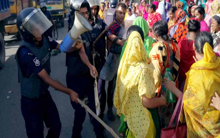 বকেয়া বেতন দাবি করায় শ্রমিকদের লাঠিপেটা করলো পুলিশ