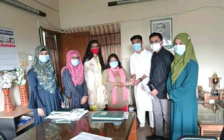 কুবি শিক্ষার্থী অন্তরের চিকিৎসায় ইংরেজি বিভাগের ১৩তম ব্যাচের ৫০হাজার টাকা হস্তান্তর