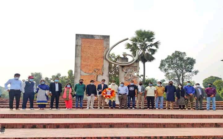 কুবিতে শহিদ মিনার ও বঙ্গবন্ধুর প্রতিকৃতিতে বঙ্গবন্ধু পরিষদের একাংশের শ্রদ্ধা নিবেদন