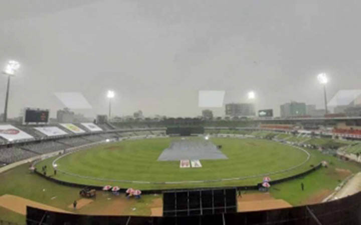 মিরপুরে বৃষ্টির হানা, খেলা বন্ধ