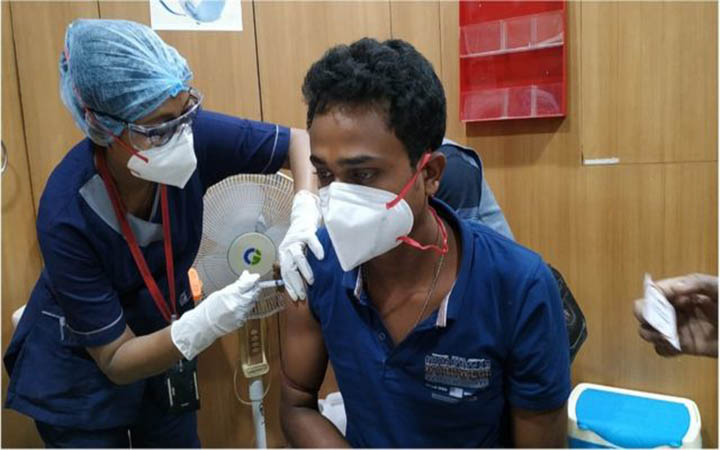 ভারতে ভ্যাকসিন নিয়ে ভয়ে স্বাস্থ্যকর্মীরা