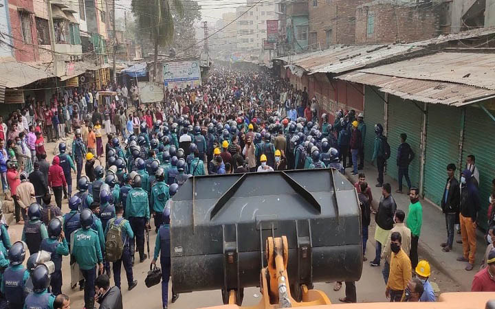 মিরপুরে উচ্ছেদ অভিযানে স্থানীয়দের সাথে পুলিশের সংঘর্ষ