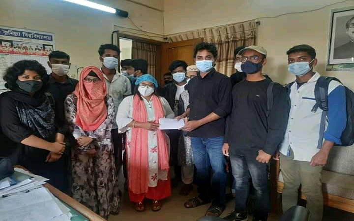 অন্তরের চিকিৎসায় কুবি ইংরেজি বিভাগের ১৪ তম ব্যাচের ১লাখ ৪৭ হাজার টাকা হস্তান্তর