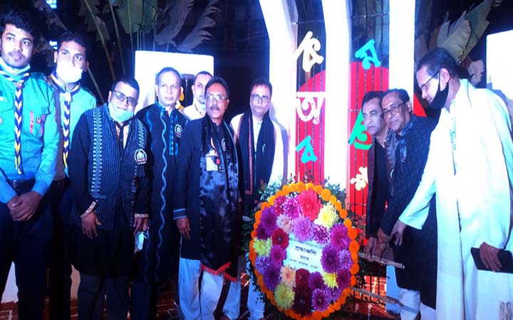 একুশের প্রথম প্রহরে শহীদদের প্রতি ঢাকা কলেজের শ্রদ্ধা নিবেদন