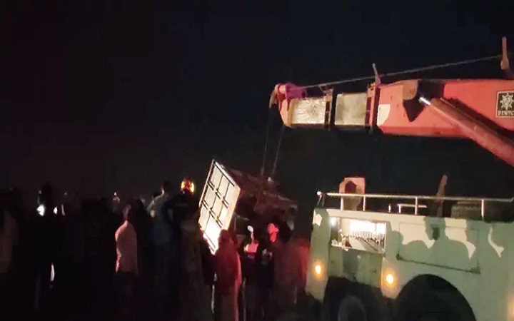 ফেরিতে উঠতে গিয়ে নিয়ন্ত্রণ হারিয়ে পদ্মায় ট্রাক, চালক নিহত