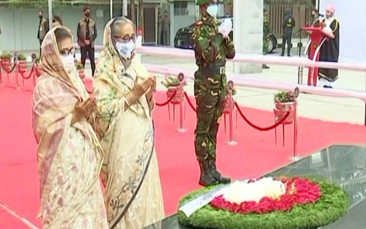 বঙ্গবন্ধুর প্রতিকৃতিতে প্রধানমন্ত্রীর শ্রদ্ধা