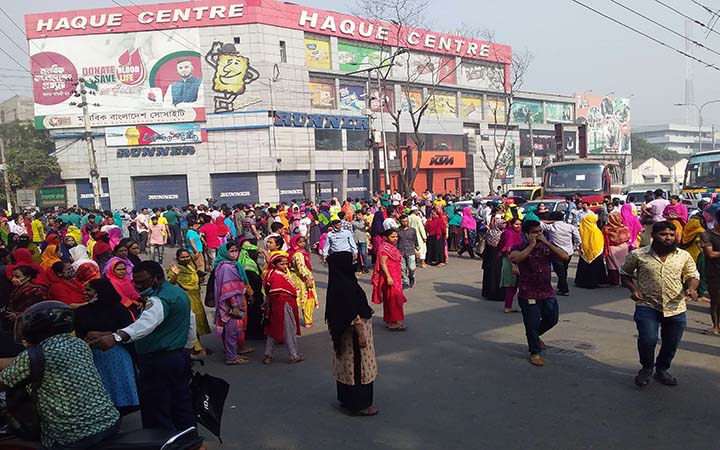 তেজগাঁওয়ে সড়ক অবরোধ করে পোশাক শ্রমিকদের বিক্ষোভ