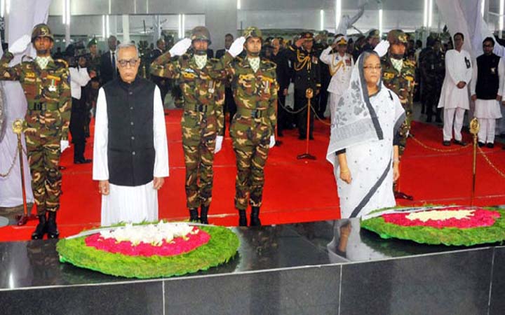 বঙ্গবন্ধুর প্রতিকৃতিতে রাষ্ট্রপতি-প্রধানমন্ত্রীর বিনম্র শ্রদ্ধা