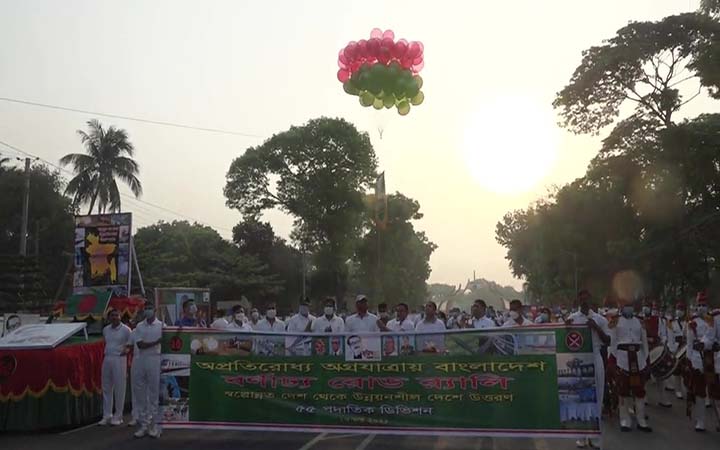 স্বল্পোন্নত দেশ থেকে উন্নয়নশীল দেশে উত্তরণে যশোর সেনানিবাসে বর্ণাঢ্য শোভাযাত্রা
