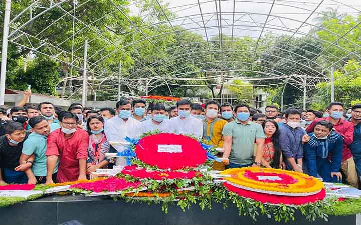 ছয় দফা দিবসে বঙ্গবন্ধুর প্রতিকৃতিতে ছাত্রলীগের শ্রদ্ধা নিবেদন