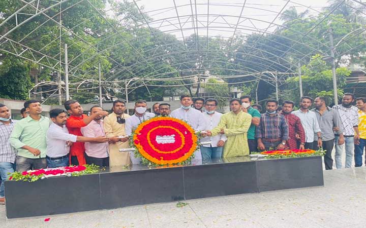 বঙ্গবন্ধুর প্রতিকৃতিতে সাতক্ষীরা জেলা ছাত্রলীগের শ্রদ্ধা নিবেদন