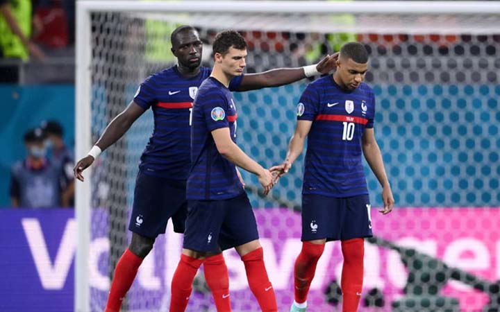 ইউরো থেকে বিশ্বচ্যাম্পিয়ন ফ্রান্সের বিদায়