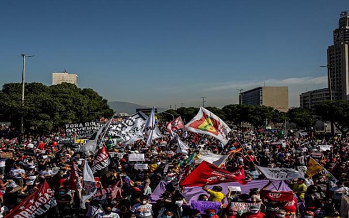 প্রেসিডেন্টের পদত্যাগের দাবিতে বিক্ষোভে উত্তাল ব্রাজিল