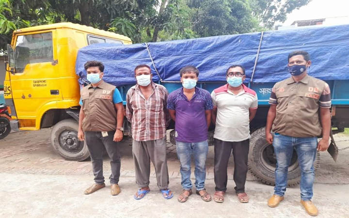 কুষ্টিয়ায় নকল ব্যান্ডরোলযুক্ত ৫৫,২০০ প্যাকেট মনমোহন বিড়ি জব্দ, আটক ৩
