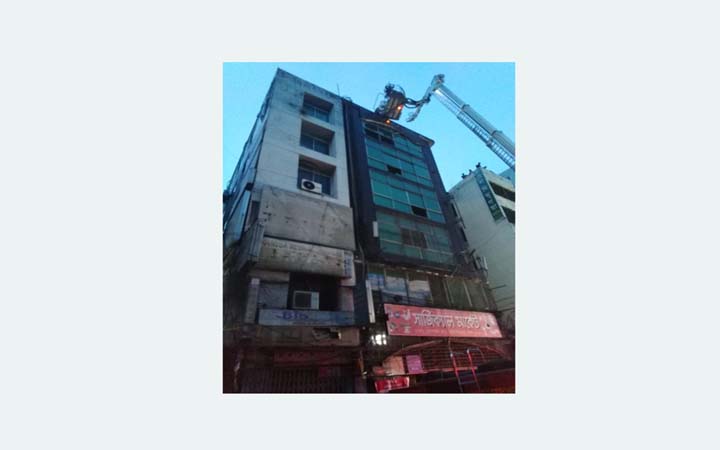 জাতীয় প্রেস ক্লাবের সামনের মার্কেটে আগুন