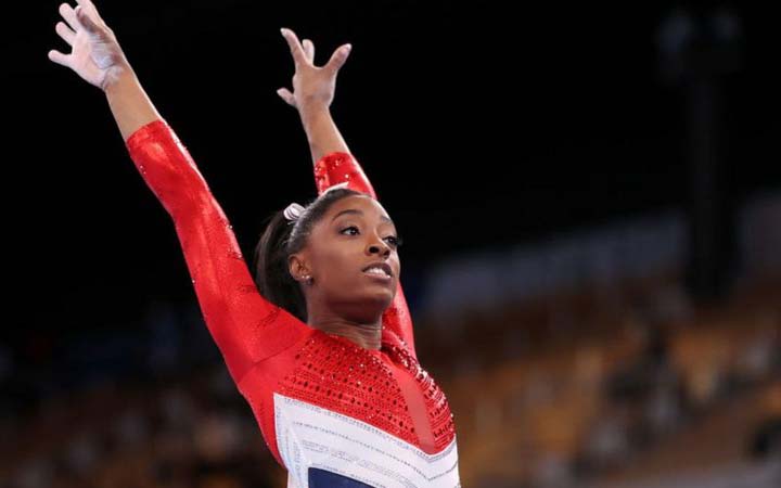 মানসিক চাপ নিয়ে টোকিও অলিম্পিক থেকে সরে দাঁড়ালেন সেরা মার্কিন জিমনাস্ট
