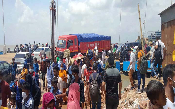 গার্মেন্টস খোলার খবরে দৌলতদিয়ায় যাত্রীদের ভিড়