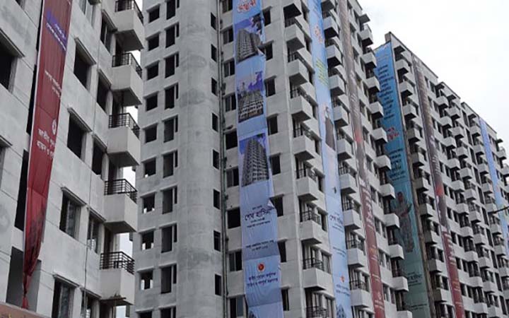 সরকারি কর্মকর্তা-কর্মচারি ও বস্তিবাসীদের মাঝে ফ্লাট হস্তান্তর করলেন প্রধানমন্ত্রী