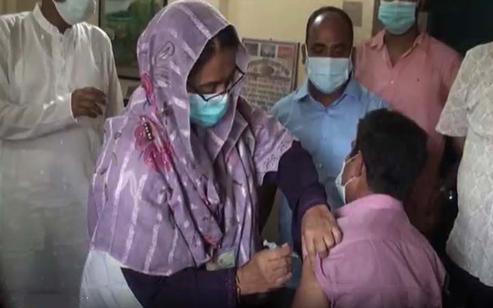 ময়মনসিংহে দ্বিতীয় দিনে করোনার গন টিকা কার্যক্রম চলছে
