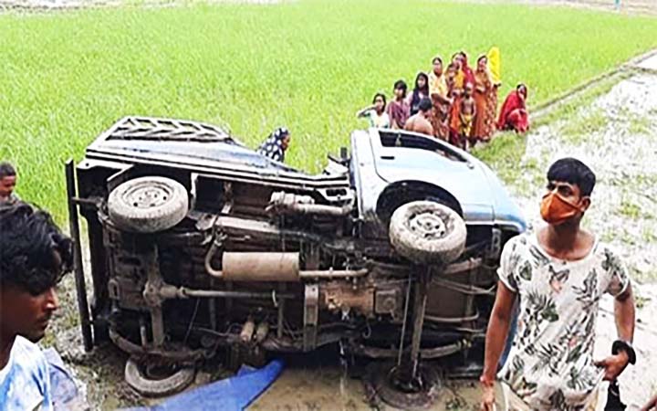 নাটোরে ঢাকাগামী পিক আপ উল্টে নারী ও শিশুসহ নিহত ৬