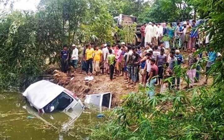 নিয়ন্ত্রণ হারিয়ে মাইক্রোবাস  ডোবায়ে পড়ে ৭ জন নিহত