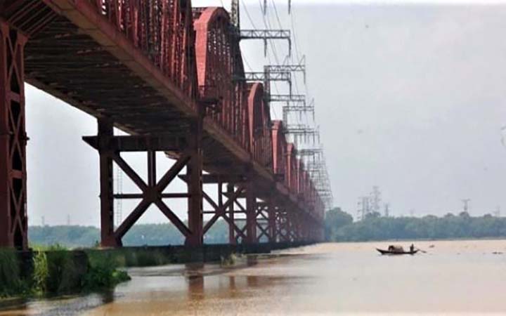 পাকশিতে পদ্মায় পিকনিকের ট্রলার বিকল, উদ্ধার করলো পুলিশ
