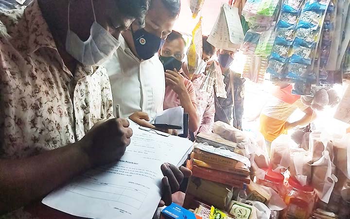 কক্সবাজারের ঈদগাঁওতে নকল ব্যান্ডরোলযুক্ত বিড়ি জব্দ,ব্যবসায়ীকে জরিমানা