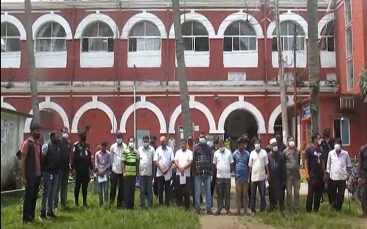 ময়মনসিংহে বিআরটিএ অফিসে র‌্যাবের অভিযানে দালাল চক্রের ১৪ সদস্য আটক