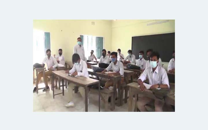 কুষ্টিয়ার স্কুলগুলোতে নানা আয়োজনে ফুল দিয়ে বরণ শিক্ষার্থীদের