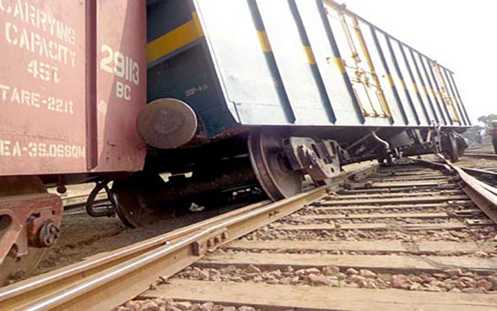 টঙ্গীতে মালবাহী ট্রেনের বগি লাইনচ্যুত, ঢাকার সঙ্গে সারাদেশের রেল যোগাযোগ বন্ধ