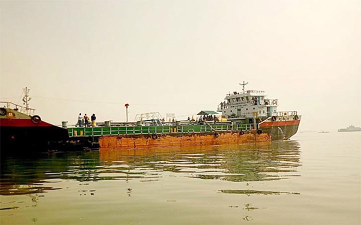 কর্ণফুলীতে তেলের জাহাজে বিস্ফোরণ, নিহত ১