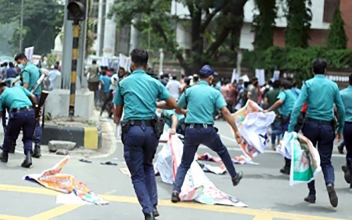 ই-অরেঞ্জ গ্রাহকদের মিছিলে পুলিশের লাঠিচার্জ, আহত ১০