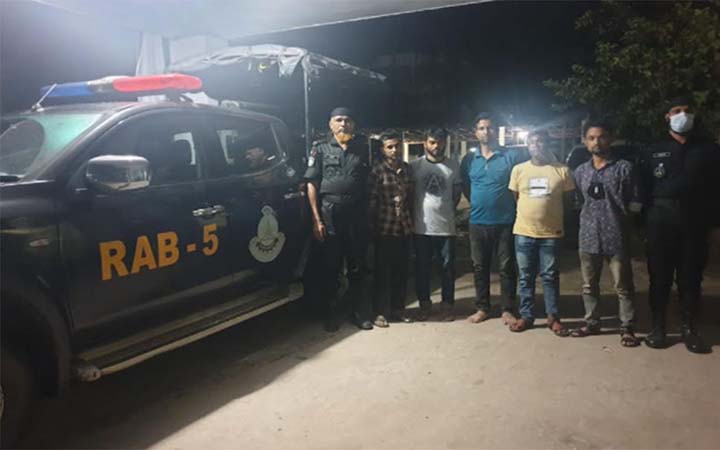 জয়পুরহাটে পর্নো ভিডিও প্রচারের অভিযোগে আটক ৫