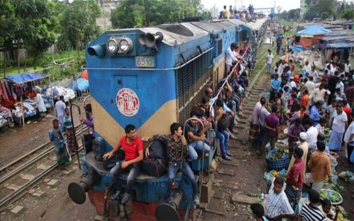 ডাকাতিতে বাধা দেয়ায় ট্রেনের দুই ‍যাত্রীকে হত্যা, আটক ৫