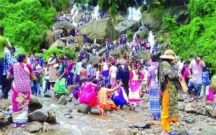 পর্যটন কেন্দ্রগুলোতে মানা হচ্ছে না স্বাস্থ্যবিধি, করোনা বাড়ার আশঙ্কা