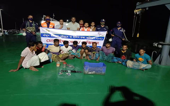 মেঘনায় ইলিশ ধরায় ১০ জেলের ১ বছর করে কারাদন্ড