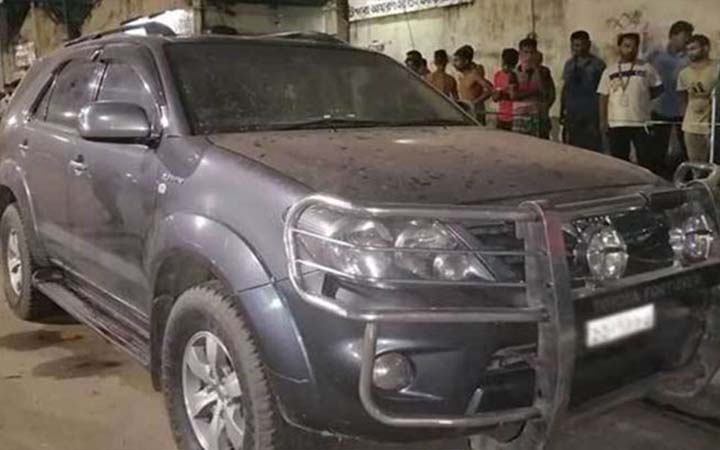 গাডির ভেরত  থেকে চালকের অর্ধগলিত লাশ উদ্ধার