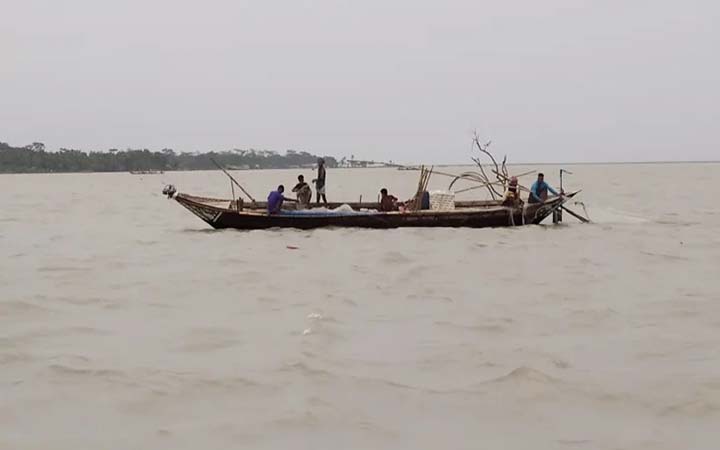 পদ্মা নদী‌তে মাছ শিকা‌রের সময় বজ্রপা‌তে ৩ জে‌লের মৃত্যু