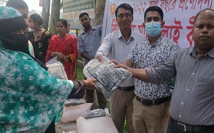 টুঙ্গিপাড়ায় কৃষকদের মাঝে বীজ ও সার বিতরণ