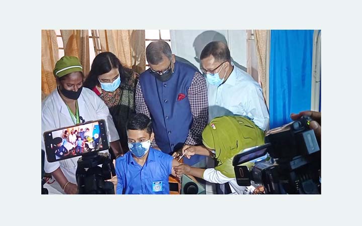 স্কুলশিক্ষার্থীদের করোনার টিকা দেয়া শুরু