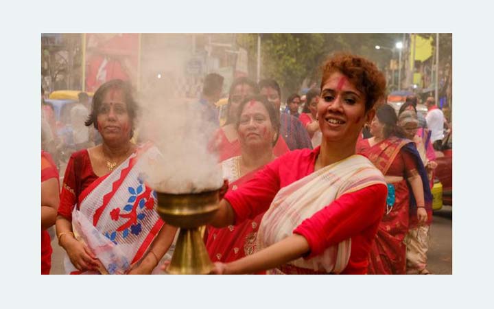 পুজোয় লাগামছাড়া ভিড়,করোনা বাড়ছে পশ্চিমবঙ্গে