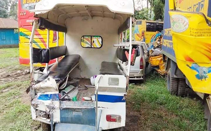 ত্রিশালে ট্রাকের ধাক্কায় ২ লেগুনাযাত্রী নিহত