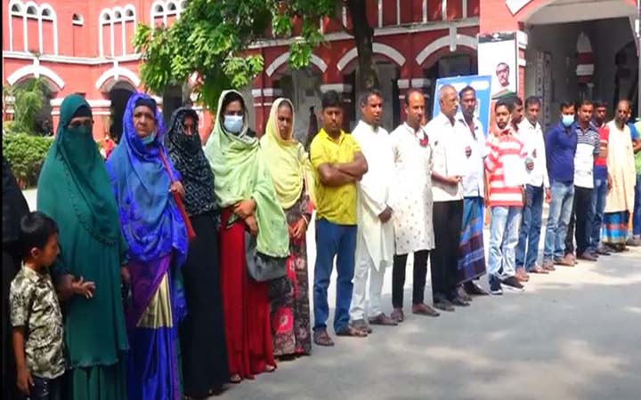 ভোট কেন্দ্র স্থানান্তরের প্রতিবাদে যশোরে মানববন্ধন