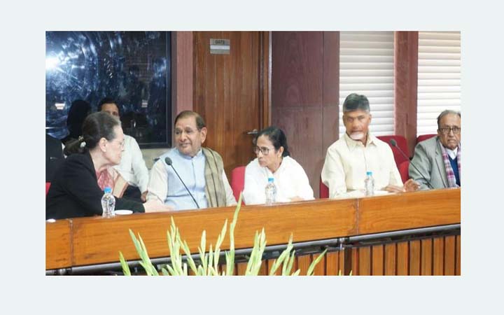 দল ভাঙিয়ে বিজেপি-র সুবিধা করছেন মমতা : কংগ্রেস