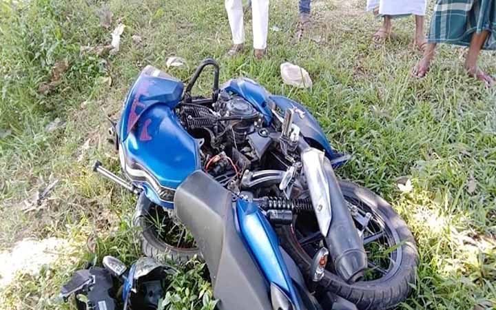 মোটরসাইকেল নিয়ন্ত্রণ হারিয়ে ৩ স্কুলছাত্র নিহত
